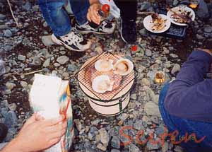 �z�^�e�Ɏ��Əݖ��𐂂炵�āA������򂢁A�`�����ށB
